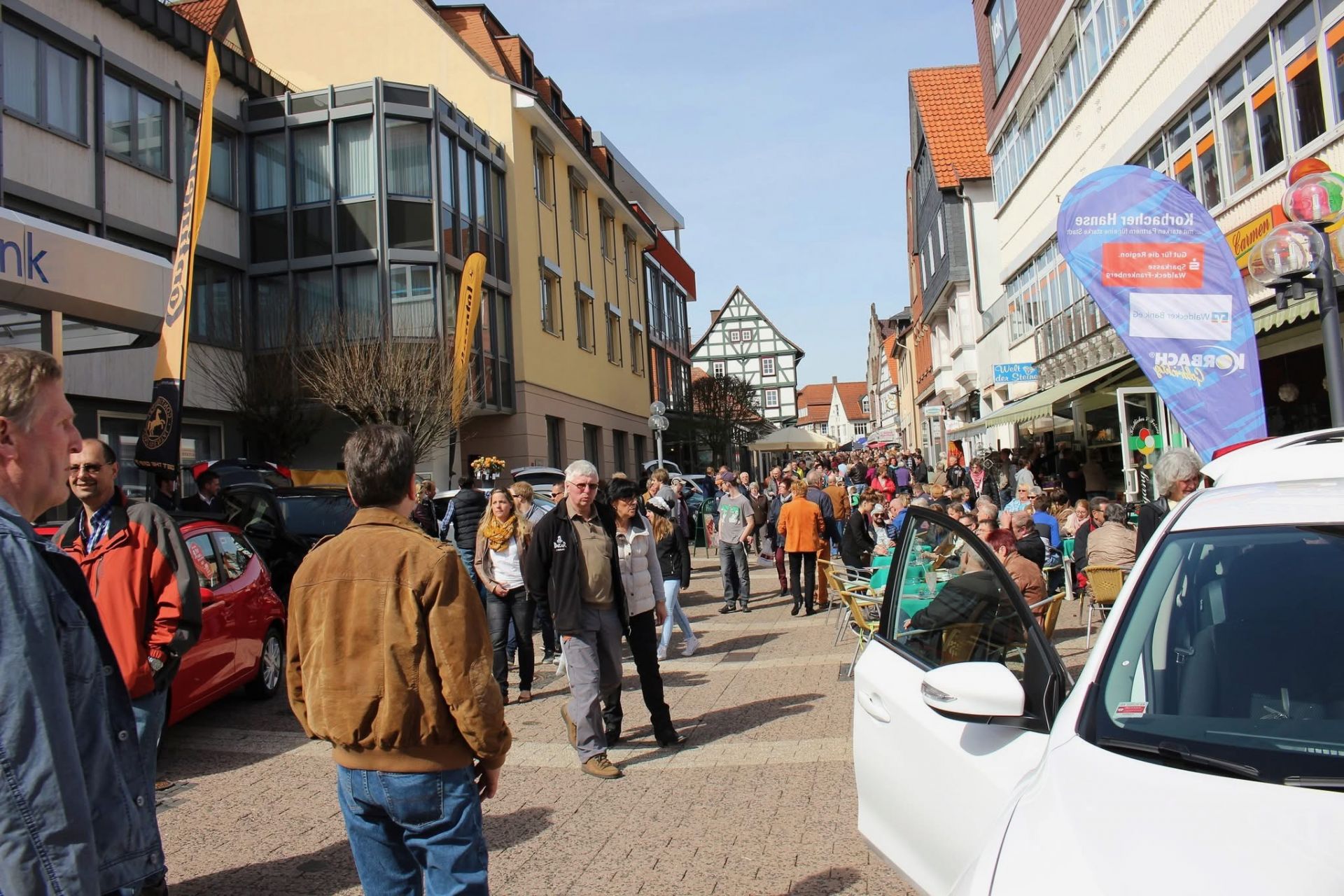 Besucher in der Korbacher Innenstadt beim Frühlingsfest