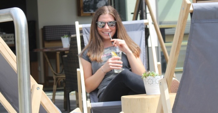 Besucher genießen das Frühlingsfest