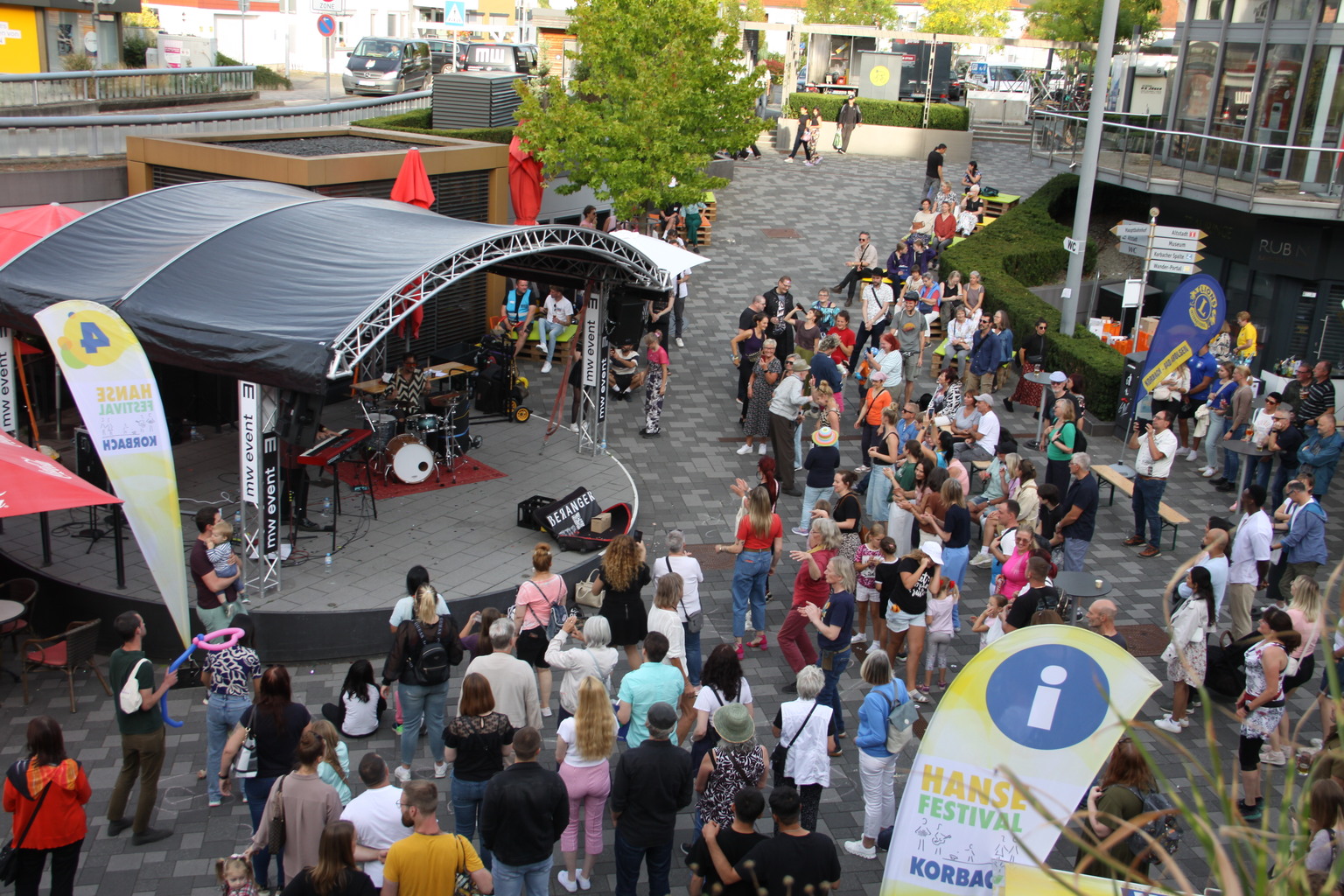 Bühne mit Publikum beim HanseFestival