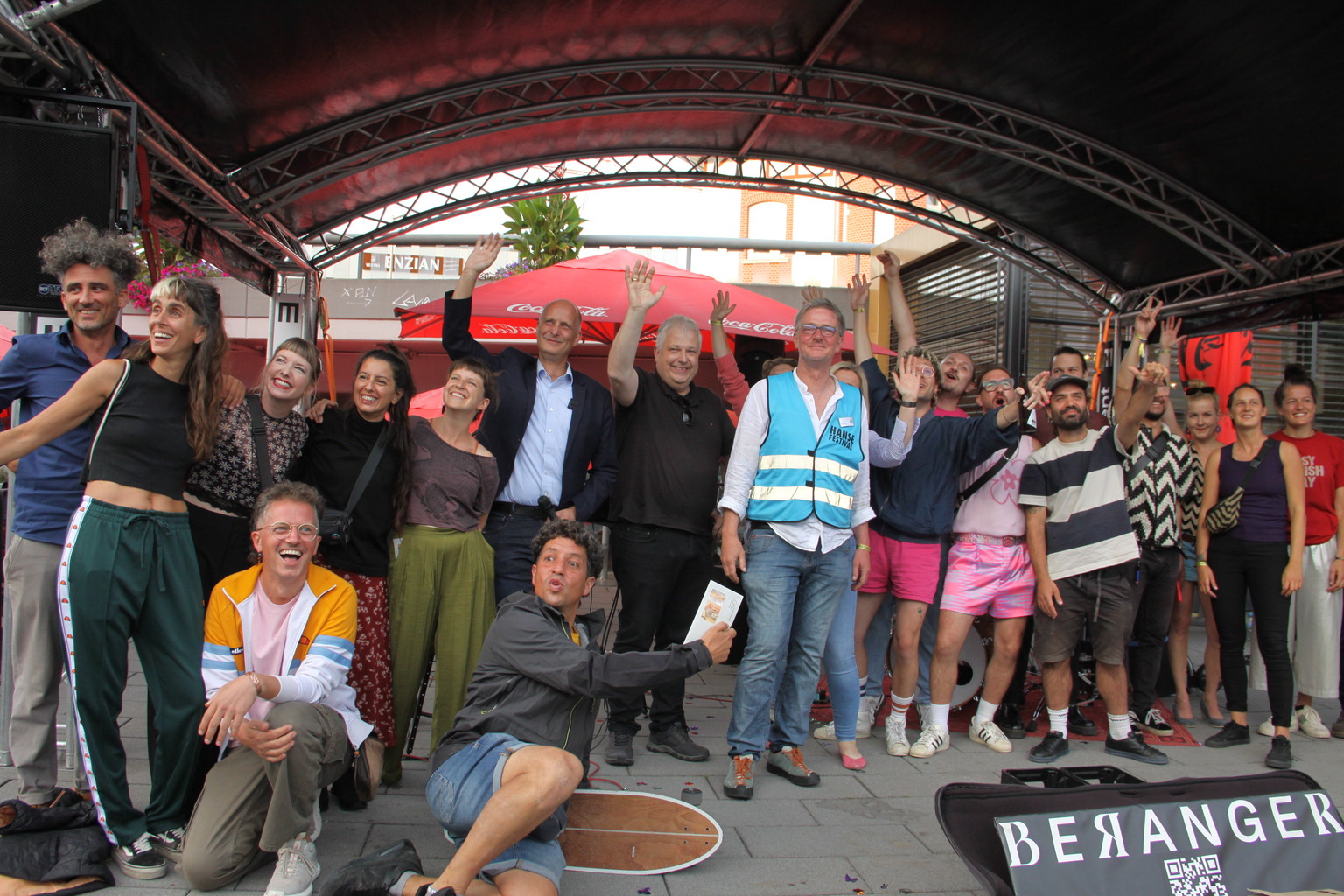 Gruppenfoto mit Beteiligten und Künstlern