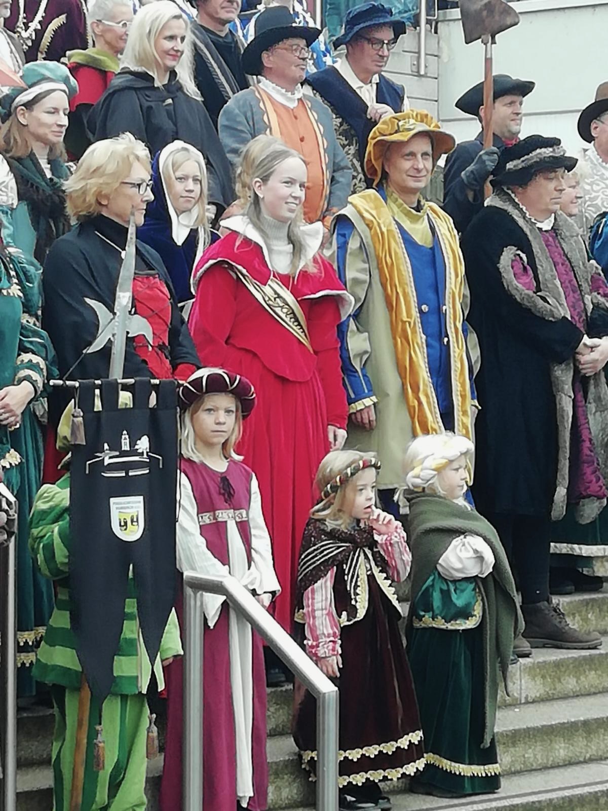 Historisch gekleidete Gruppe beim Mittelaltermarkt