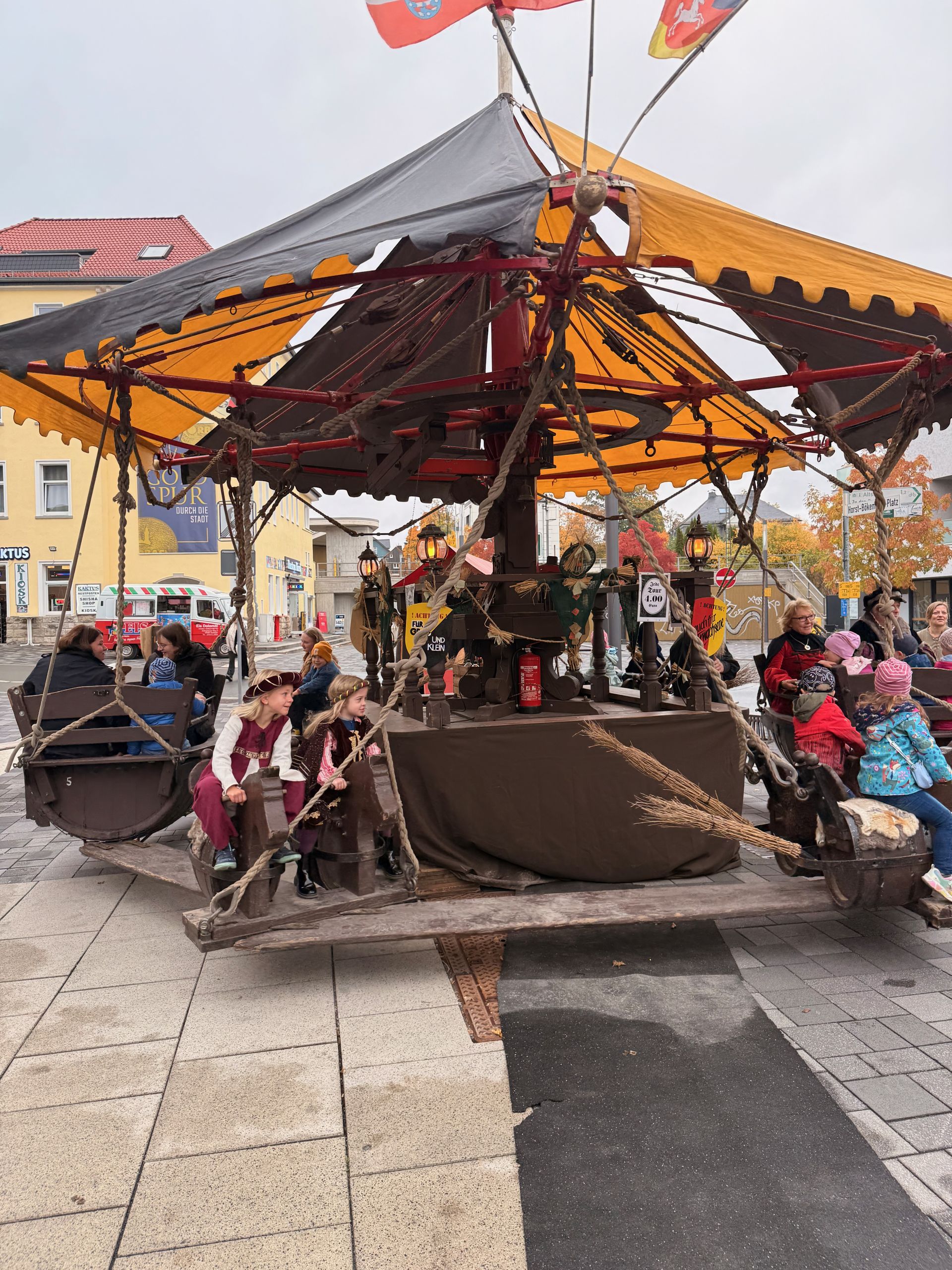 Historisches Marktgeschehen mit Besuchern