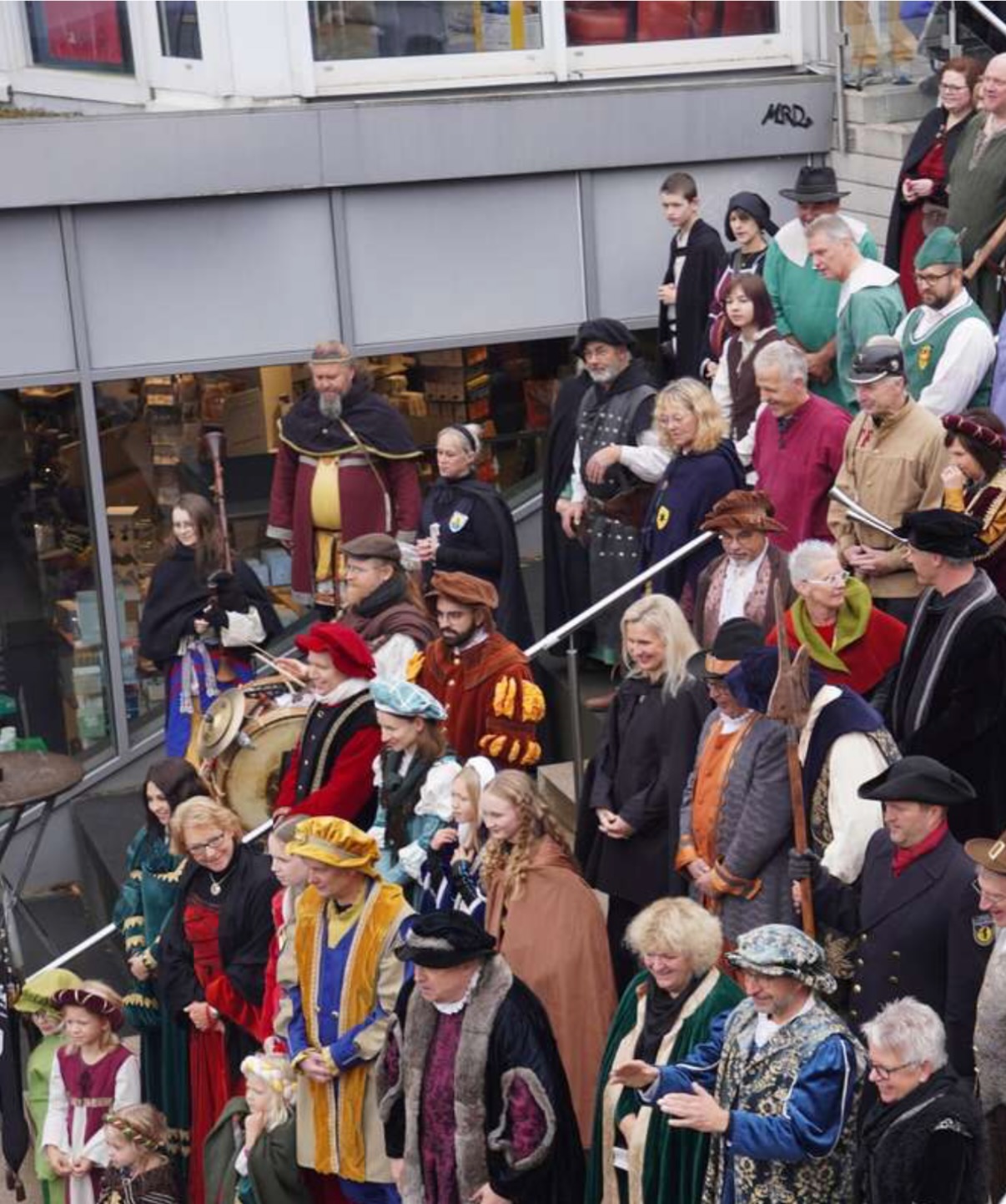 Darsteller mit Marktbier
