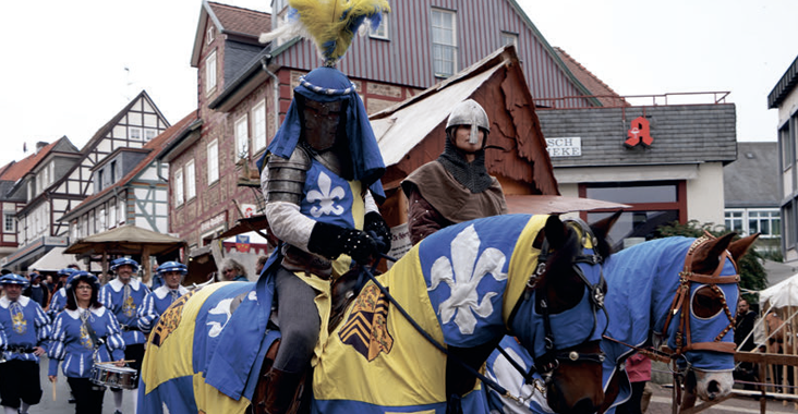 Mittelaltermarkt in Korbach mit Reitern und historischem Umzug