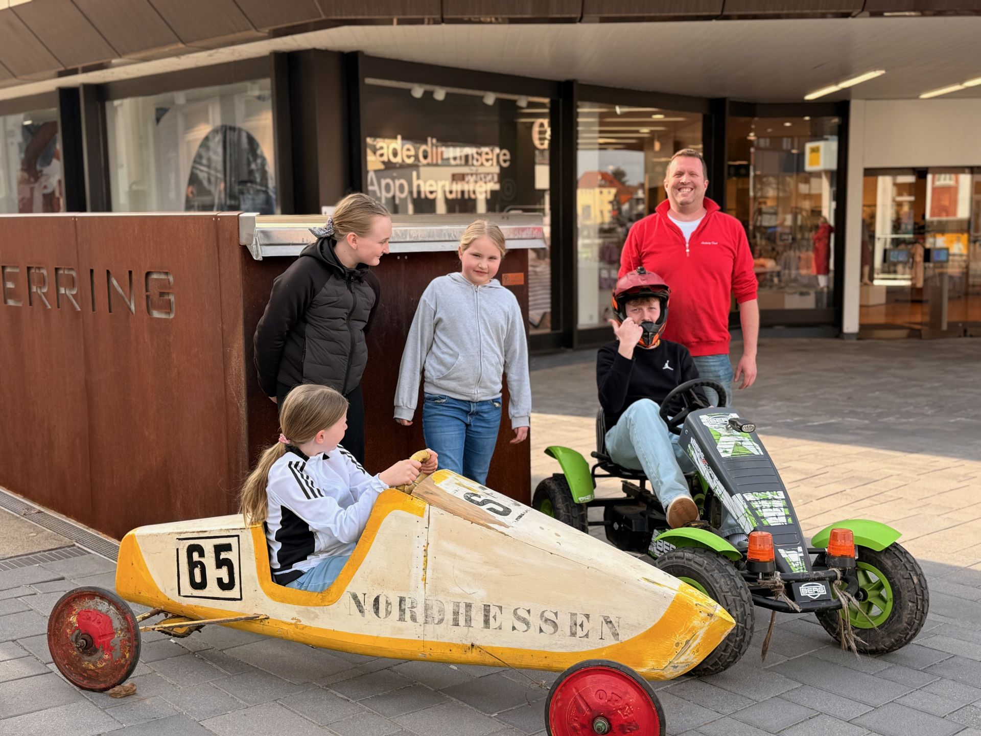 Teilnehmerinnen und Teilnehmer mit Seifenkisten